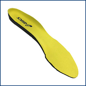 アーチ型に膨らんだインソール。アシックス